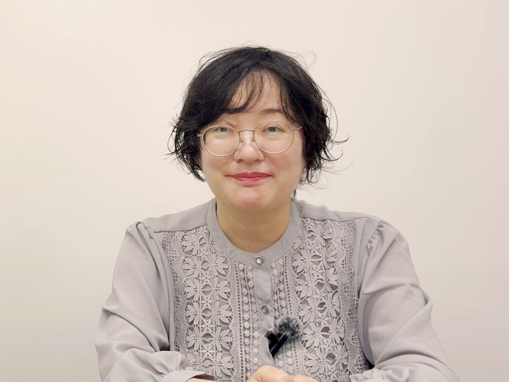 笑顔で話す髙橋紀子先生