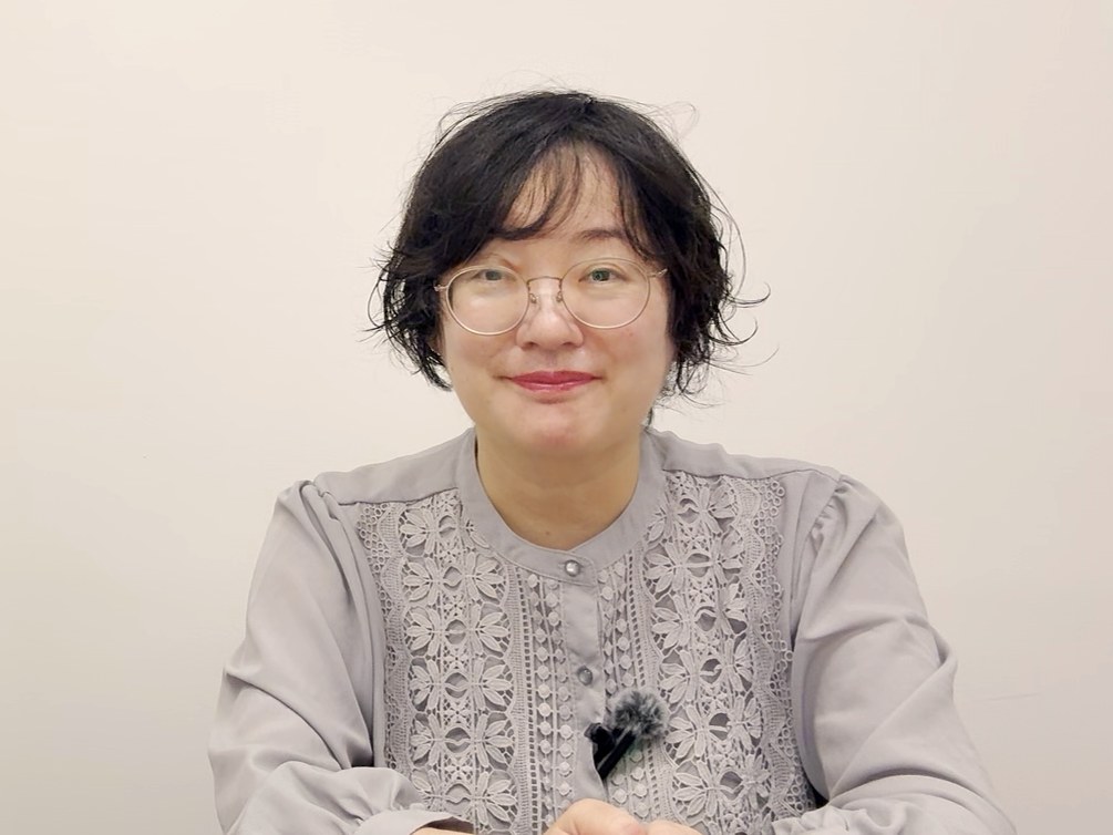 笑顔で話す髙橋紀子先生