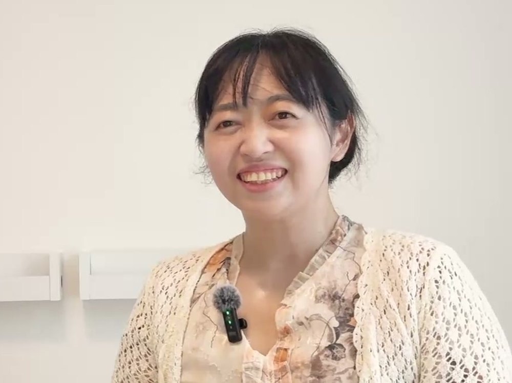 身ぶりを交えて話す山岸佳織先生