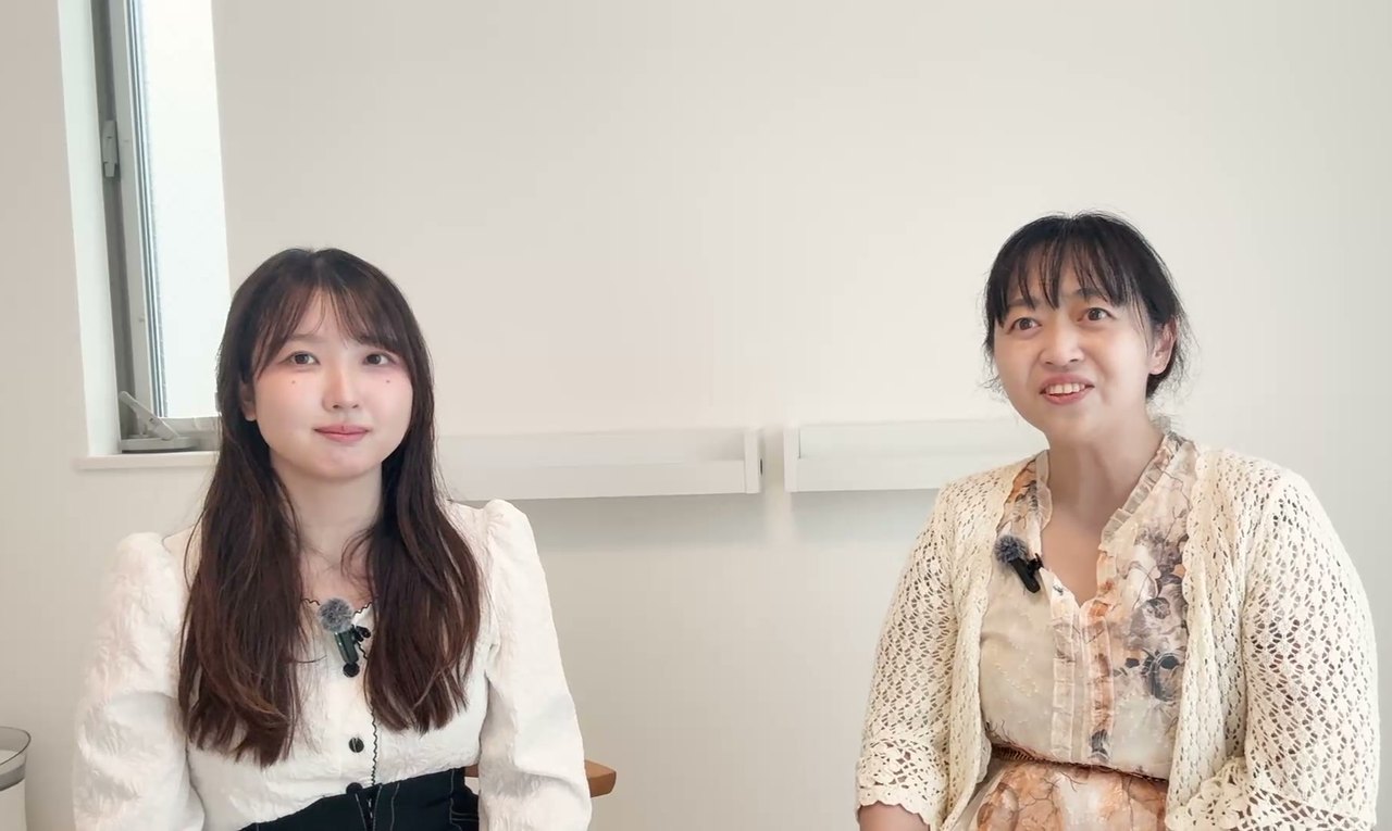 笑顔で話す山岸佳織先生とかほ