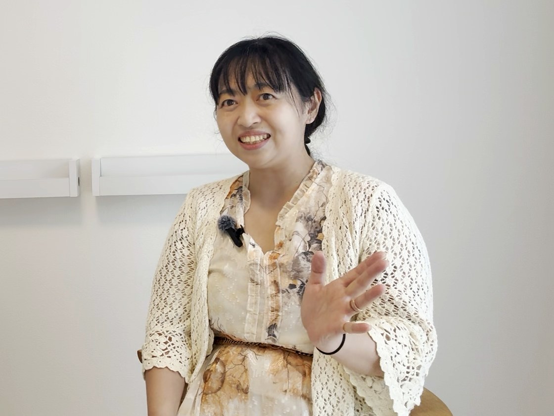 笑顔で話す山岸佳織先生