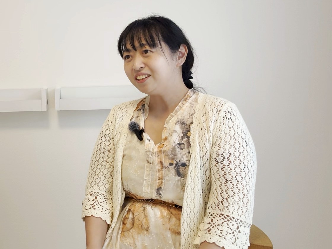 身ぶりを交えて話す山岸佳織先生