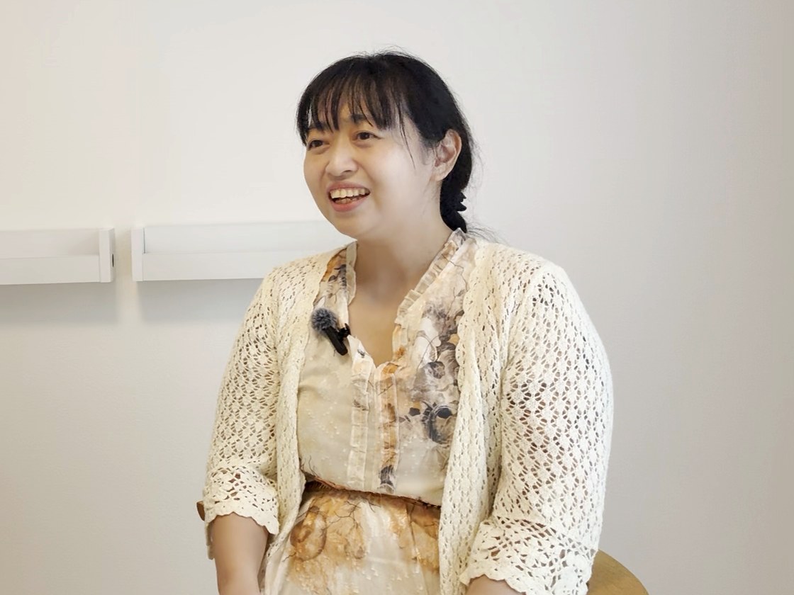 笑顔で話す山岸佳織先生